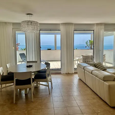 Azure View Beach Apt *